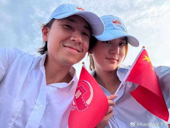 吴千语晒和老公施伯雄观看阅兵:非常荣幸见证这一刻